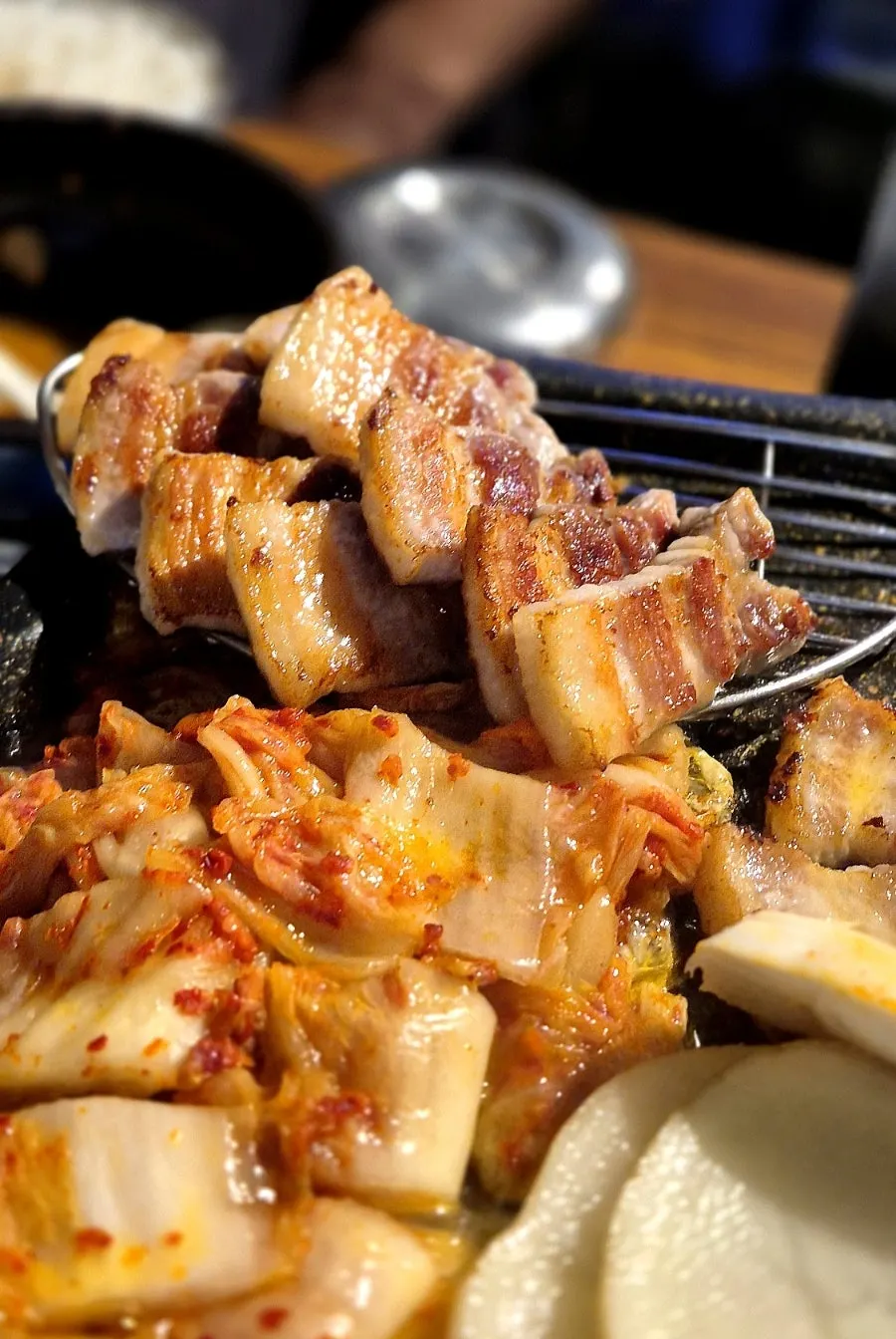 삼겹살 기름에 함께 구워지는 김치