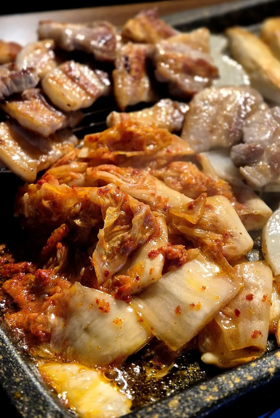 구운 김치와 삼겹살 조합