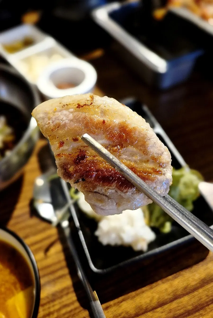 구운 김치 올린 삼겹살 한 점