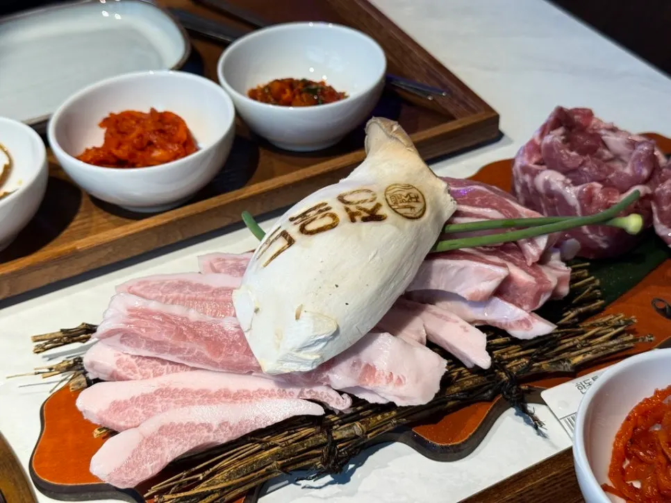 Table spread of Jeongyukdo's pork specialty set, 500g