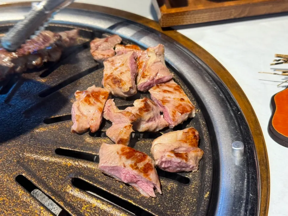 Grilling galmaegisal first on Jeongyukdo's grill