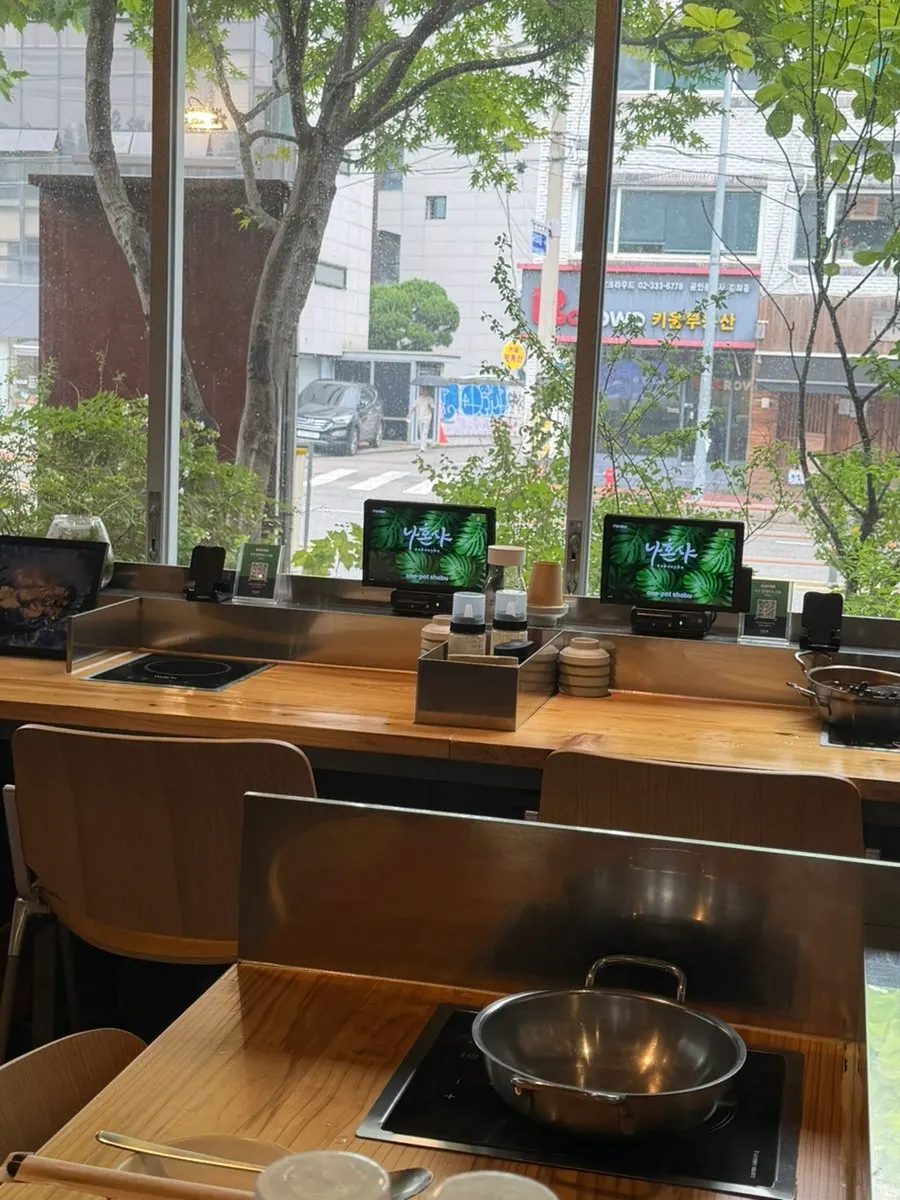 나혼샤 혼밥용 바 테이블 전경