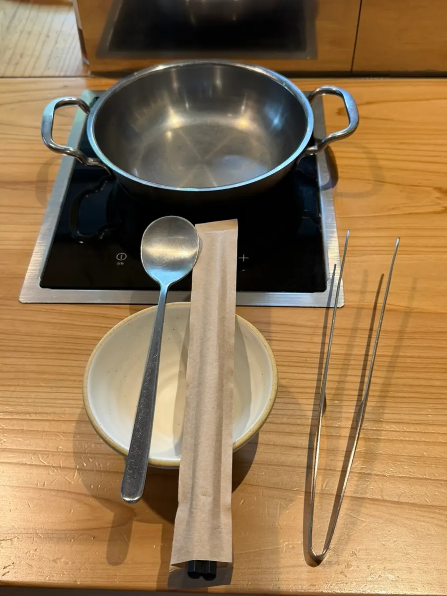 좌석마다 놓인 개별 인덕션과 1인 팟