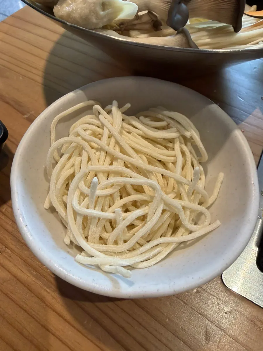 1인분 야채모듬과 면사리 접시
