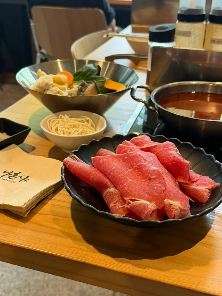 푸짐하게 담긴 샤브샤브 고기
