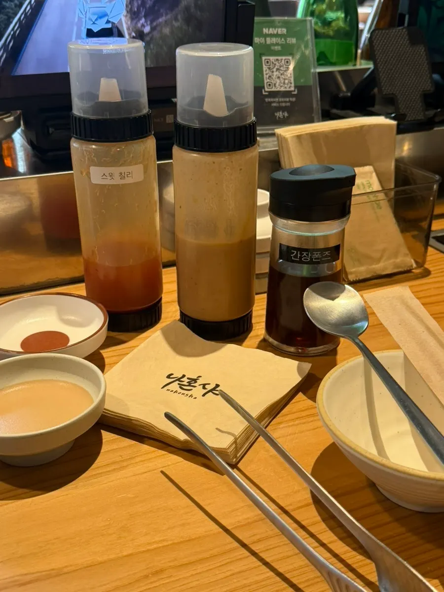 끓는 마라 육수에 야채와 고기 넣는 모습
