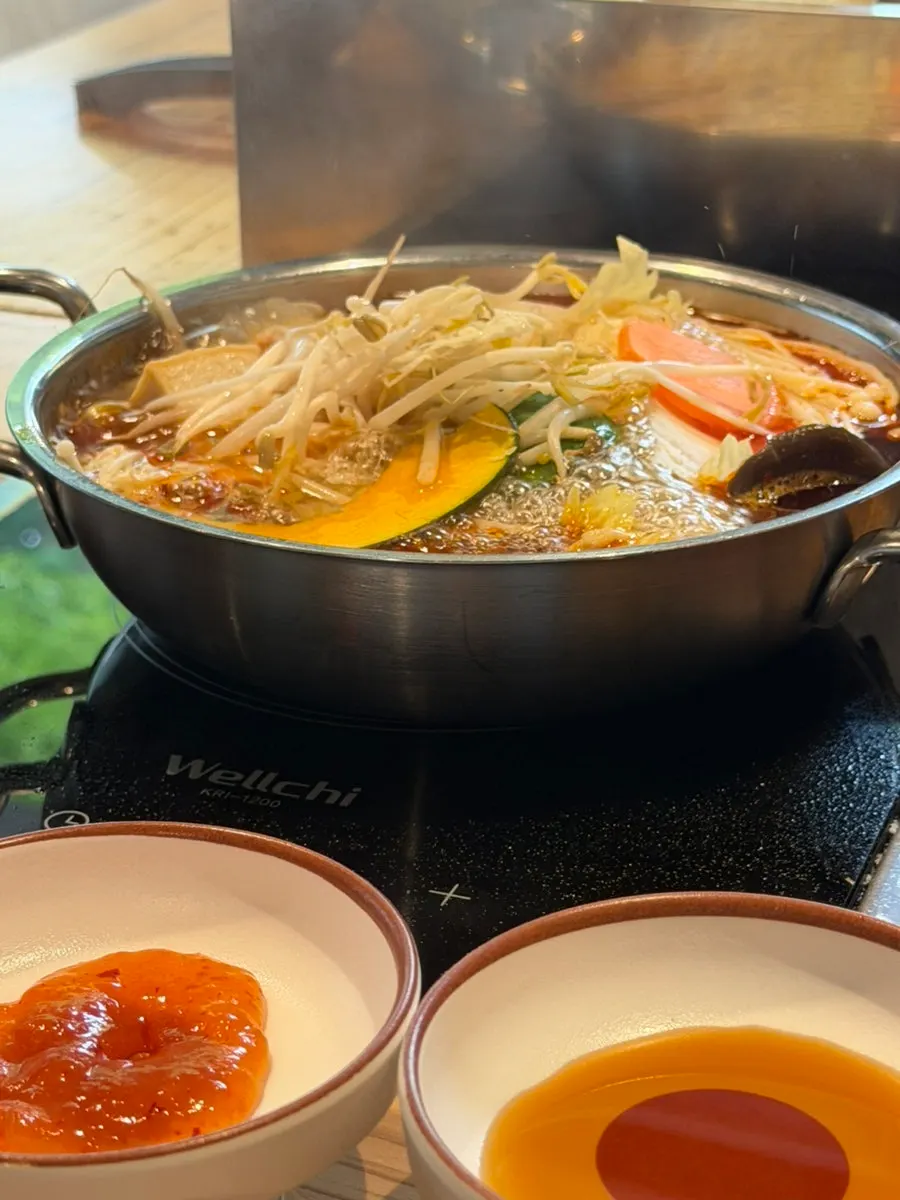 소스에 찍어 먹는 샤브샤브 고기