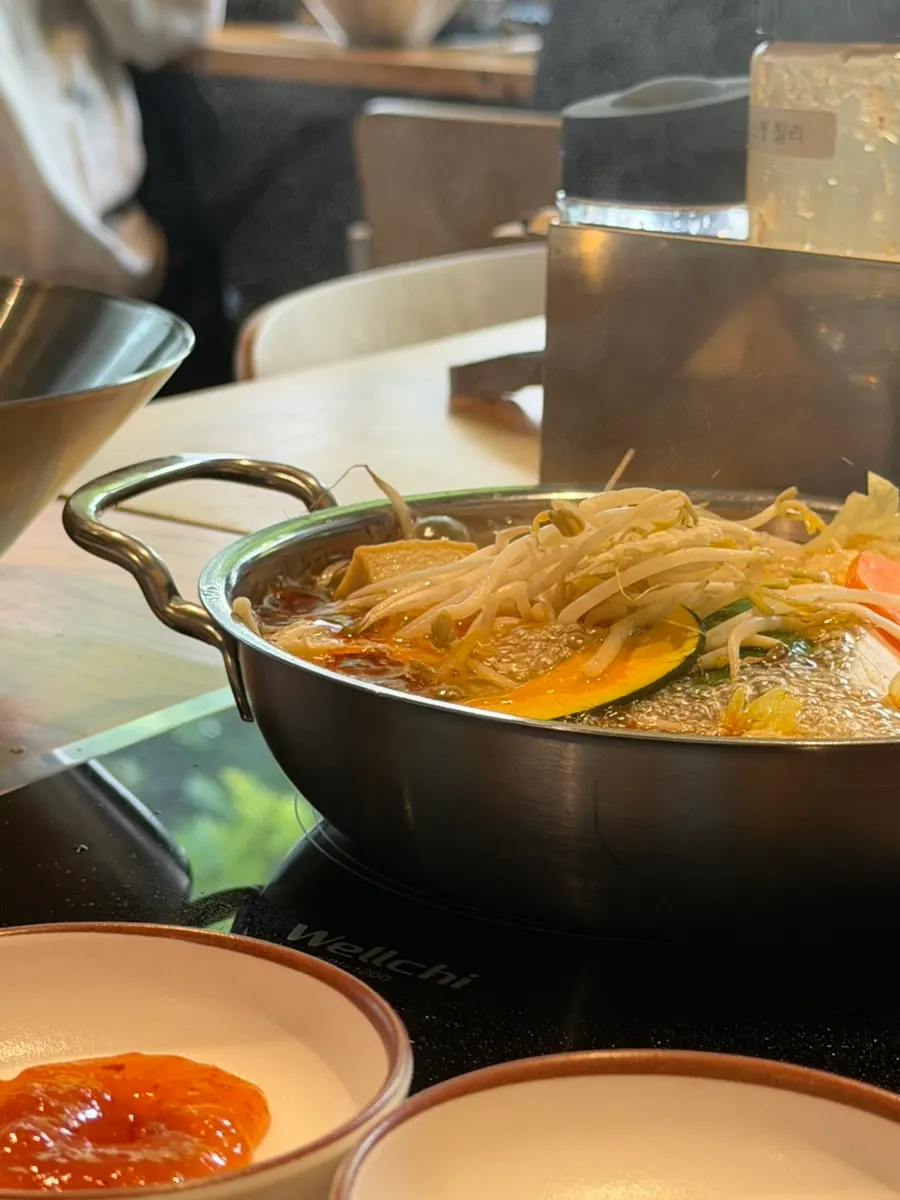 마라 육수에 끓인 중면 느낌의 면사리