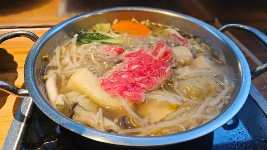 샤브샤브 채소를 육수에 넣는 모습