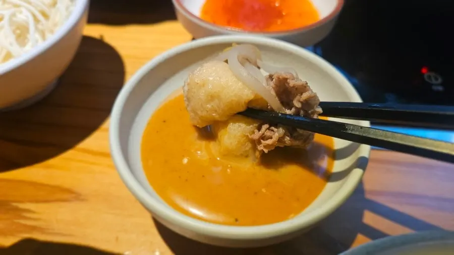 소스에 찍은 샤브샤브 고기