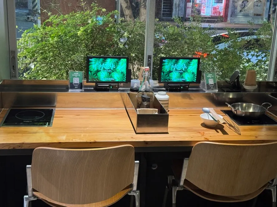 Solo-dining seats good for eating alone
