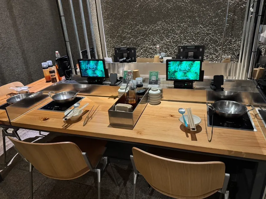 Neatly arranged table at Nahonsha