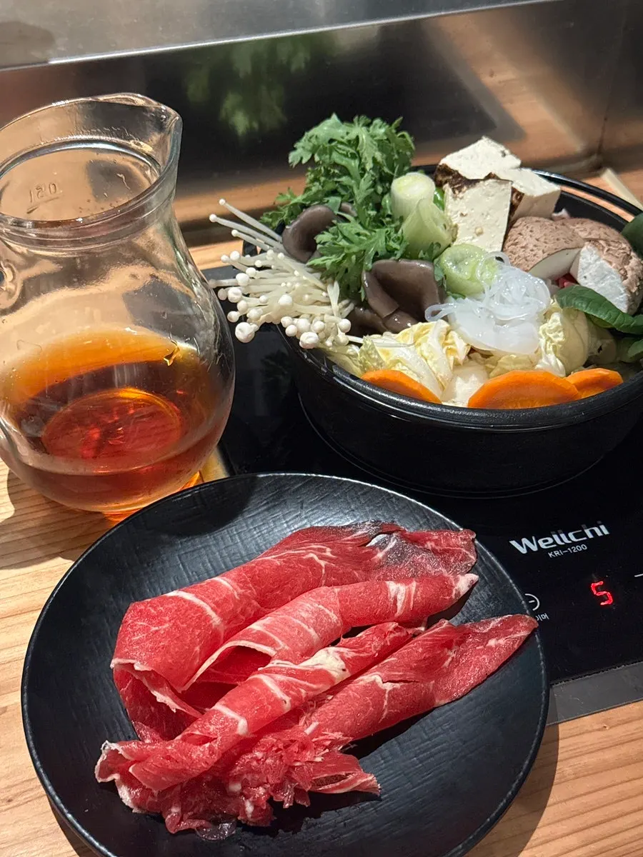 Hon Special sukiyaki pot with vegetables and tofu