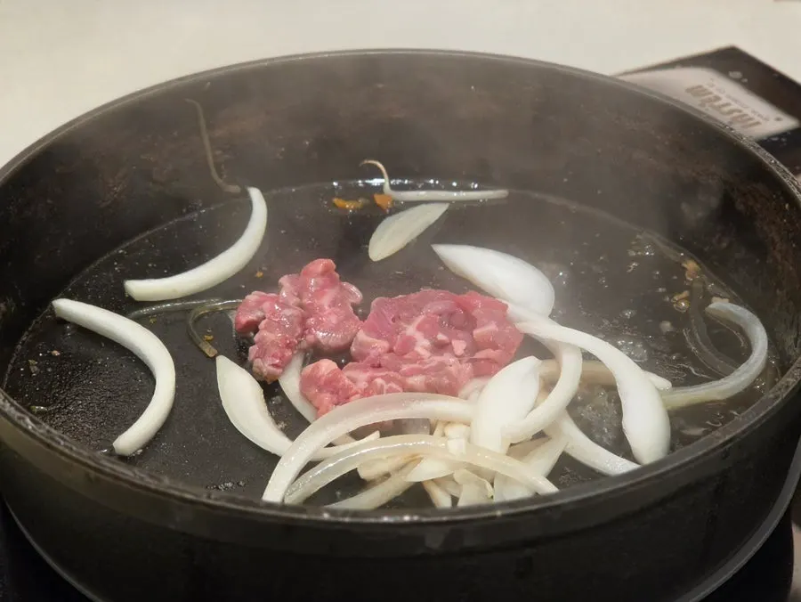 Aki udon added to meat and vegetable broth