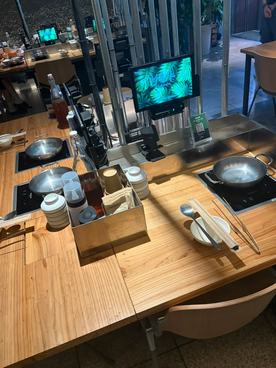 개인 인덕션이 놓인 1인 좌석