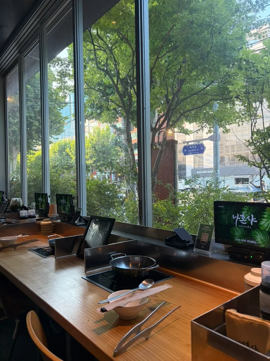 나혼샤 합정점 다인석과 깔끔한 매장 분위기