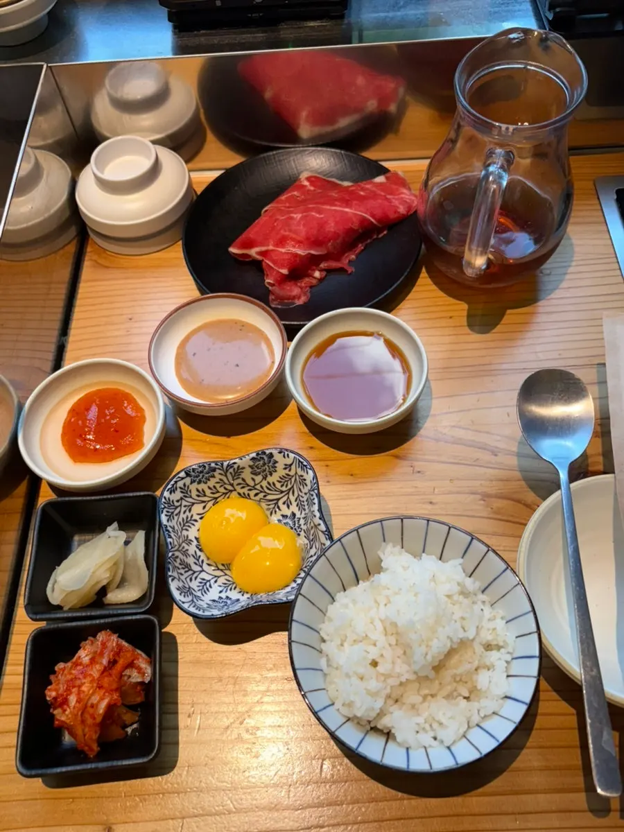 채소와 버섯이 담긴 1인 스키야키 냄비