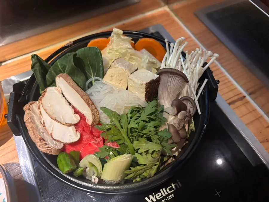1인 냄비로 세팅된 스키야키 자리
