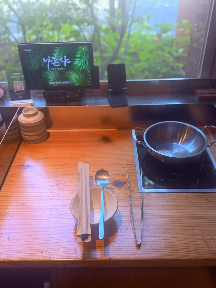 Nahonsha's sukiyaki solo pot table setting