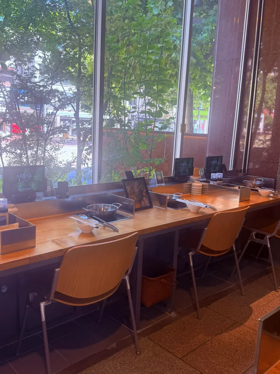 Inside view of Nahonsha, the shabu-shabu spot near Hapjeong Station