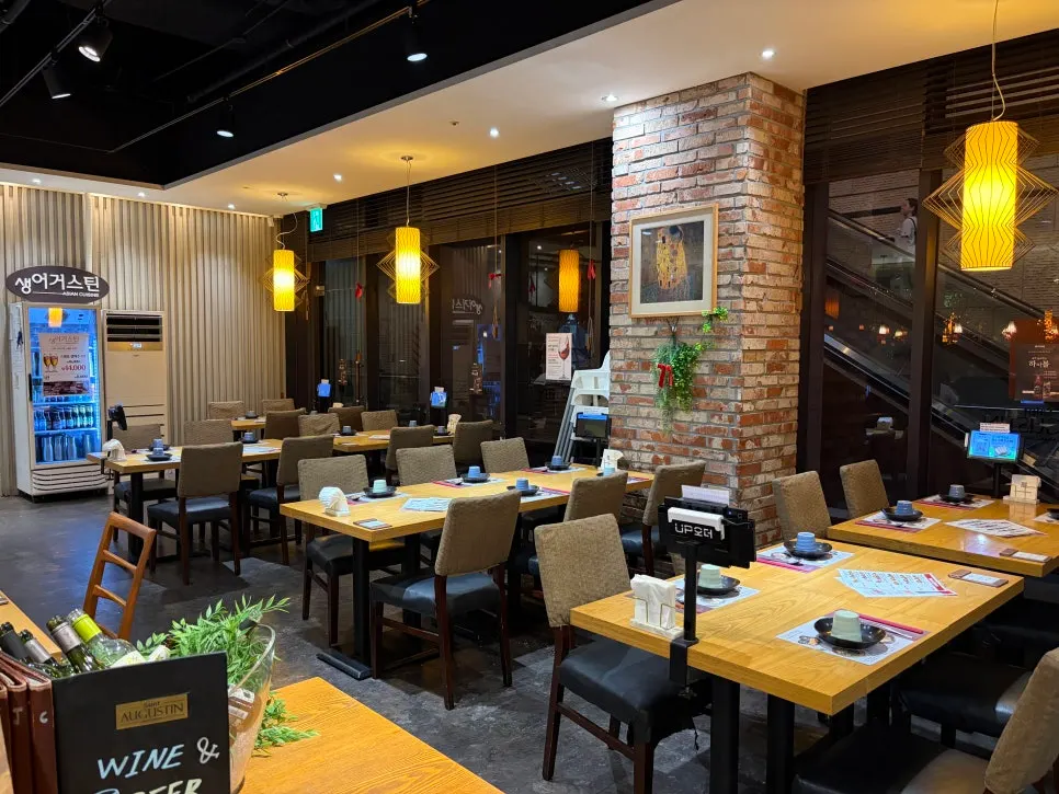 Dining hall seating with an exotic Thai restaurant atmosphere