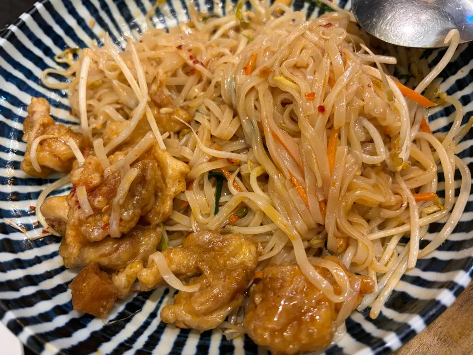 Chicken pad thai served without egg