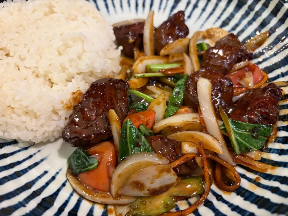 Rice bowl with stir-fried beef and crunchy vegetables