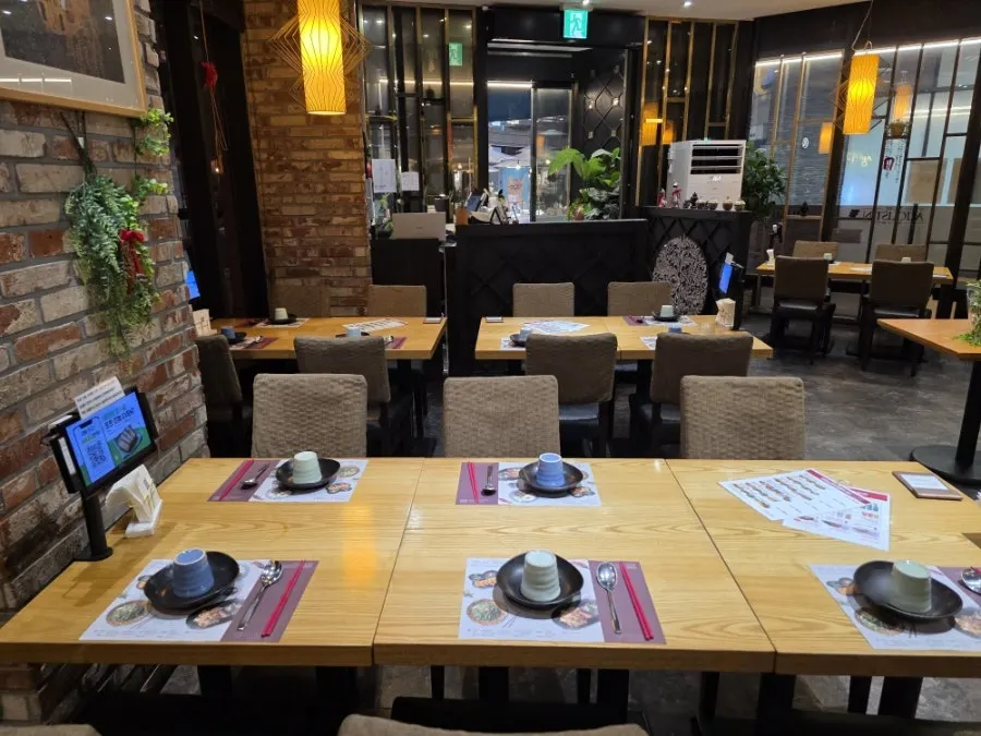 View of the main dining hall seating at Saeng Augustine Hapjeong Branch