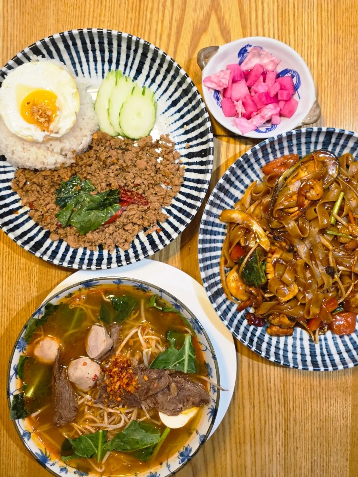 Three Thai dishes ordered at Saeng Augustine Hapjeong Branch