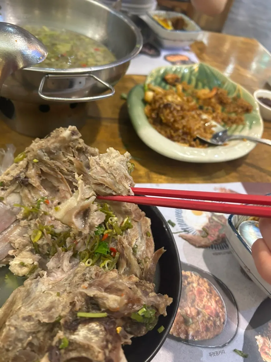 Tender pork bone meat shredding along the grain