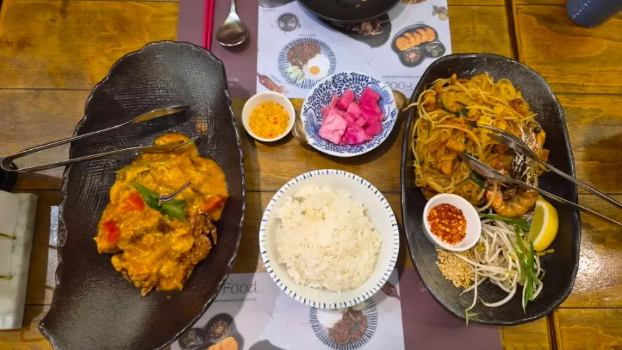 텃만꿍과 푸팟퐁커리 팟타이 차림
