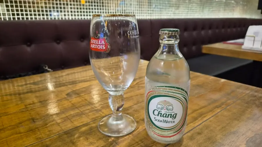 태국 음식과 함께 주문한 탄산수