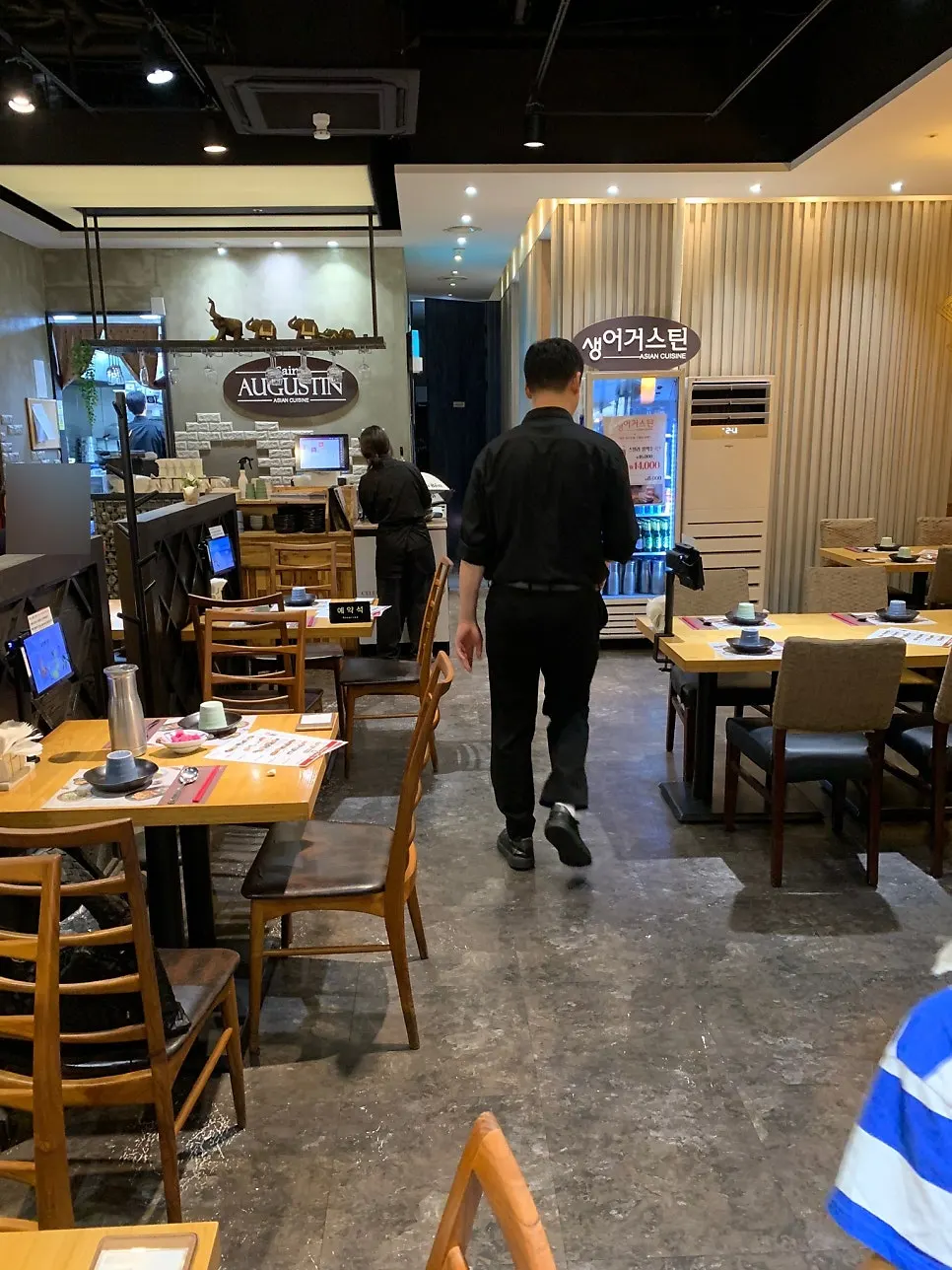 여러 명이 식사하기 좋은 매장 공간