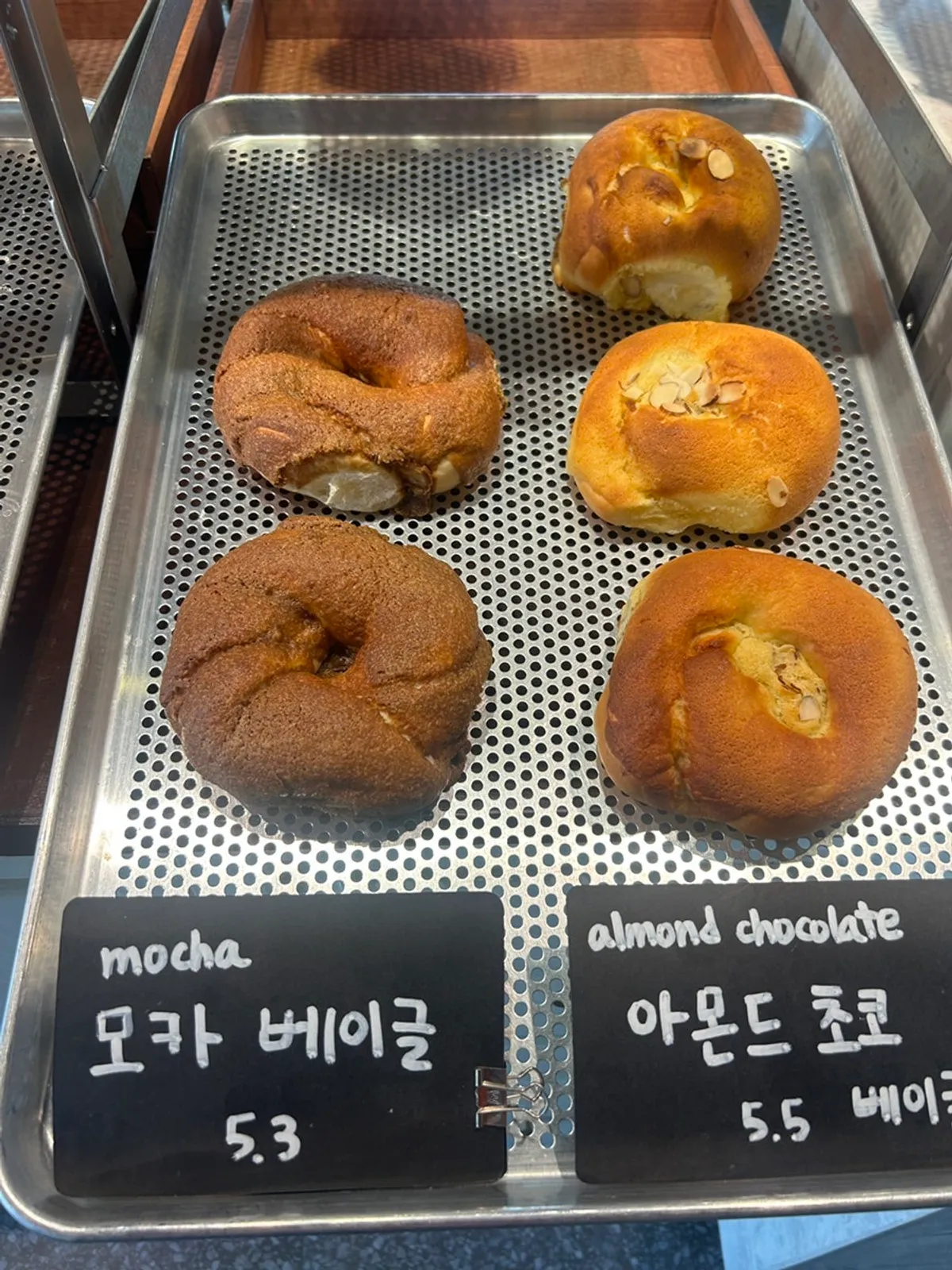 갓 구운 빵 냄새가 나는 순테라스 매장 입구