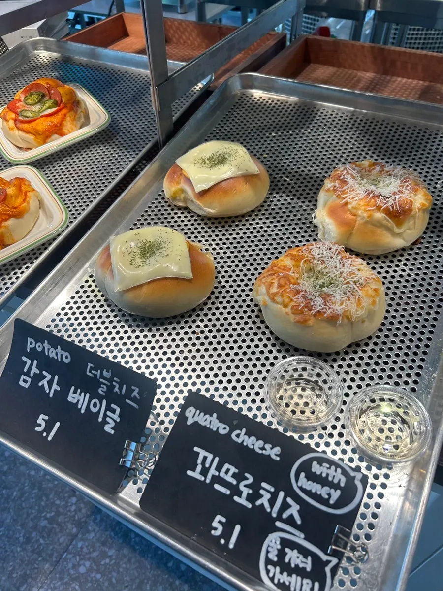 트레이에 정갈하게 진열된 화덕 베이글