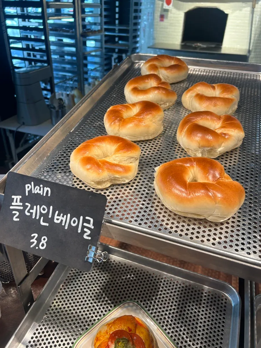 올리브가 박힌 올리브 베이글