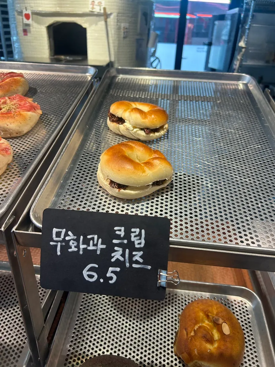 어니언 베이글과 바질 토마토 베이글