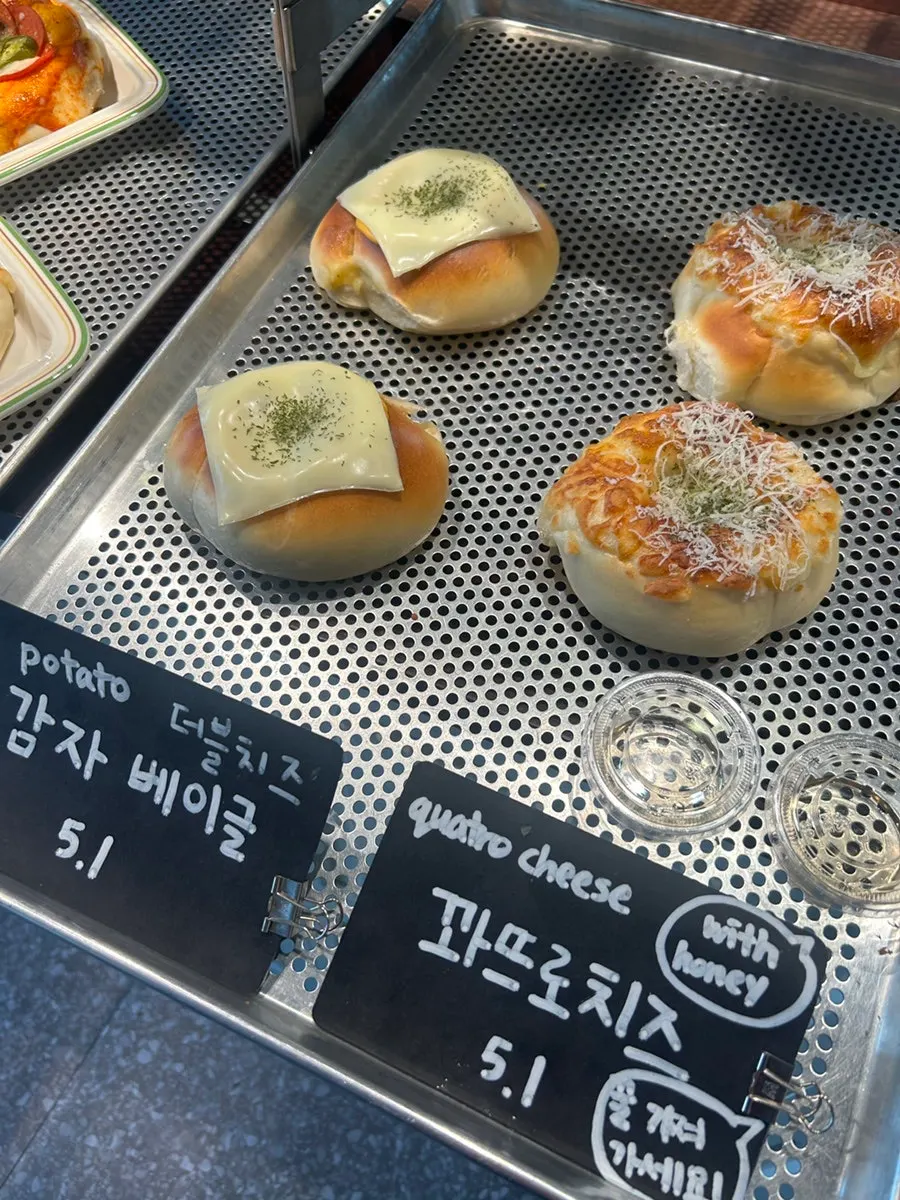 커피 향이 나는 모카 베이글