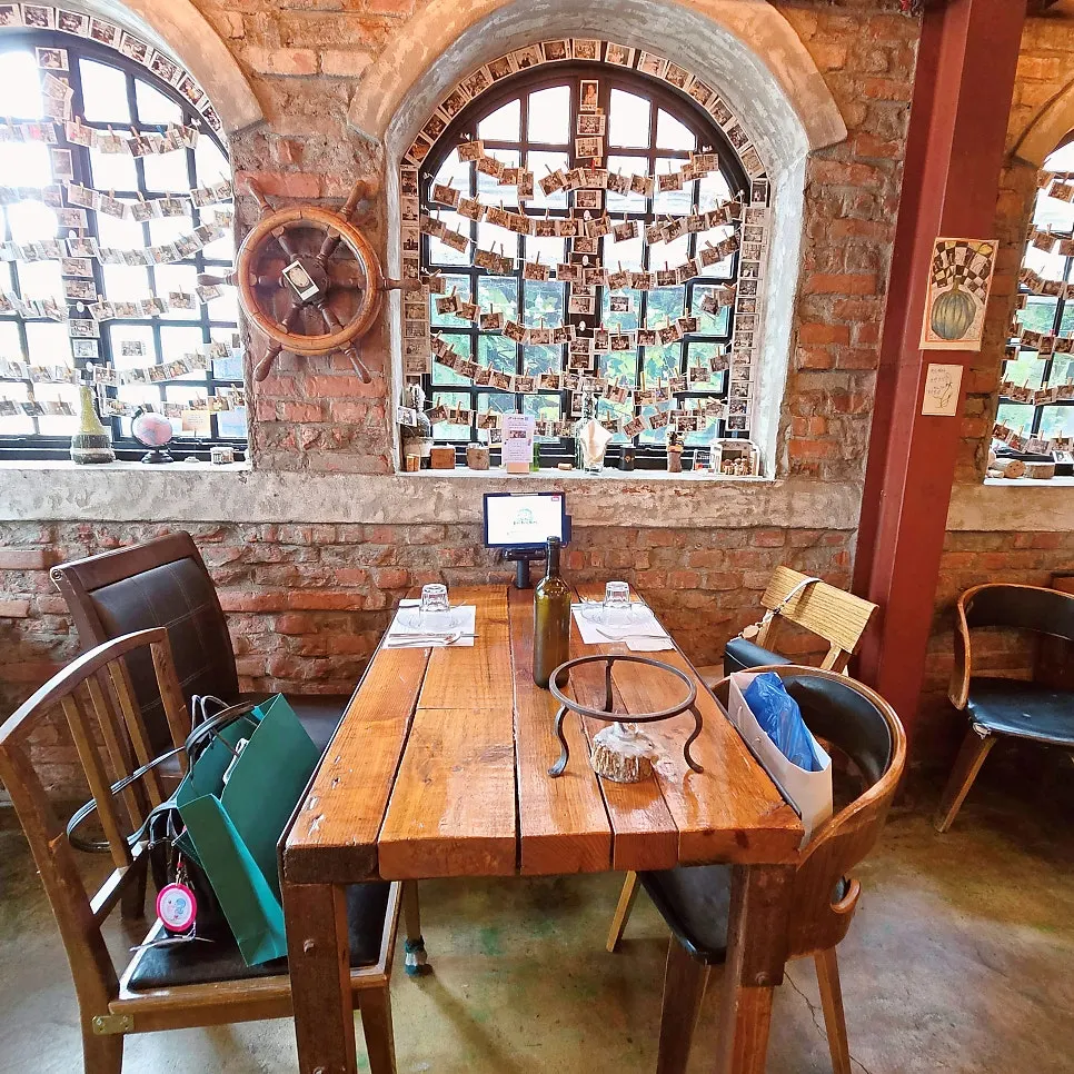 Table seating suited for conversation at Hongdae Hwadeok Pizza