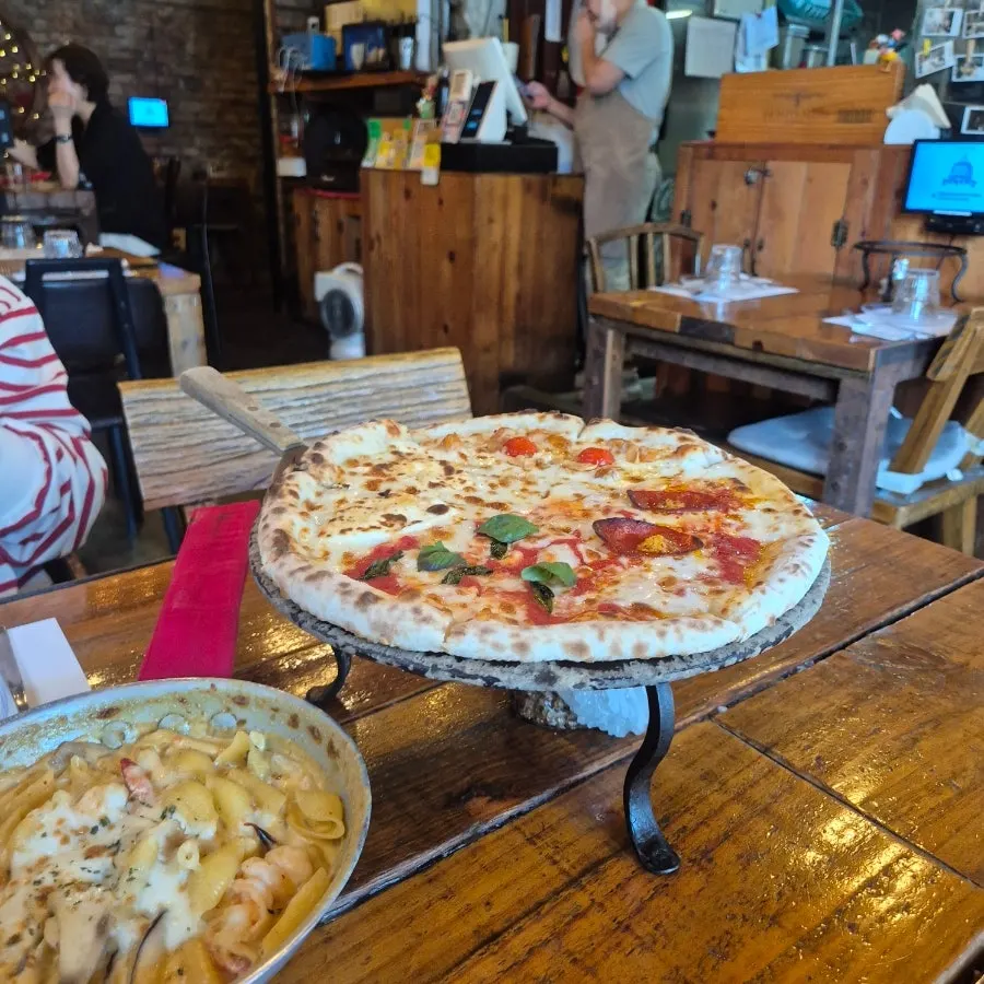 The table-side warmer used to keep pizza hot