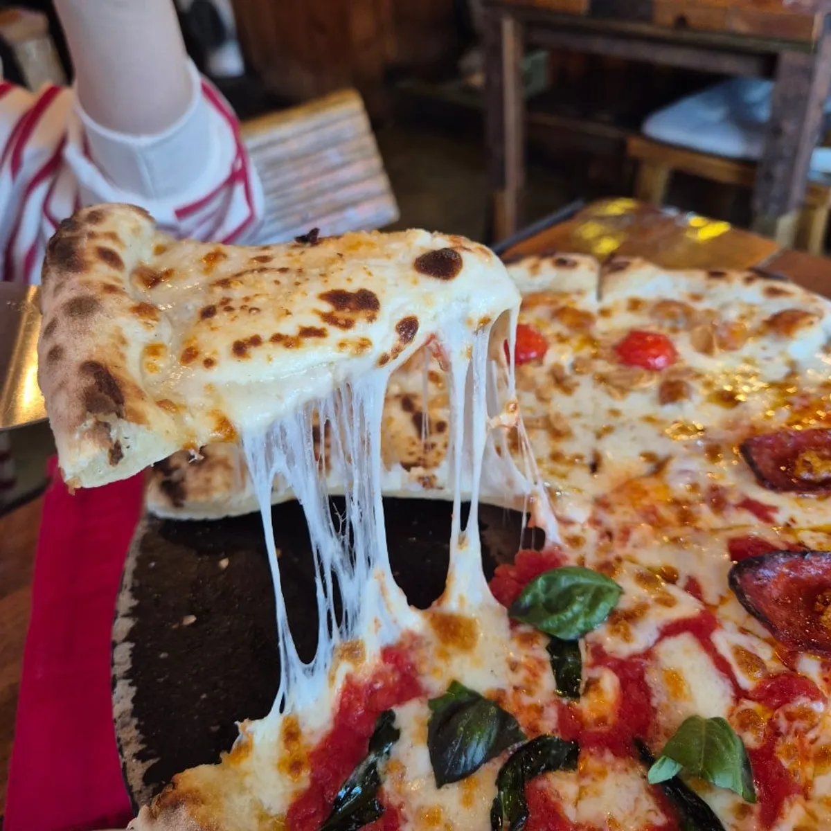 Quattro Stagioni pizza set on the warmer
