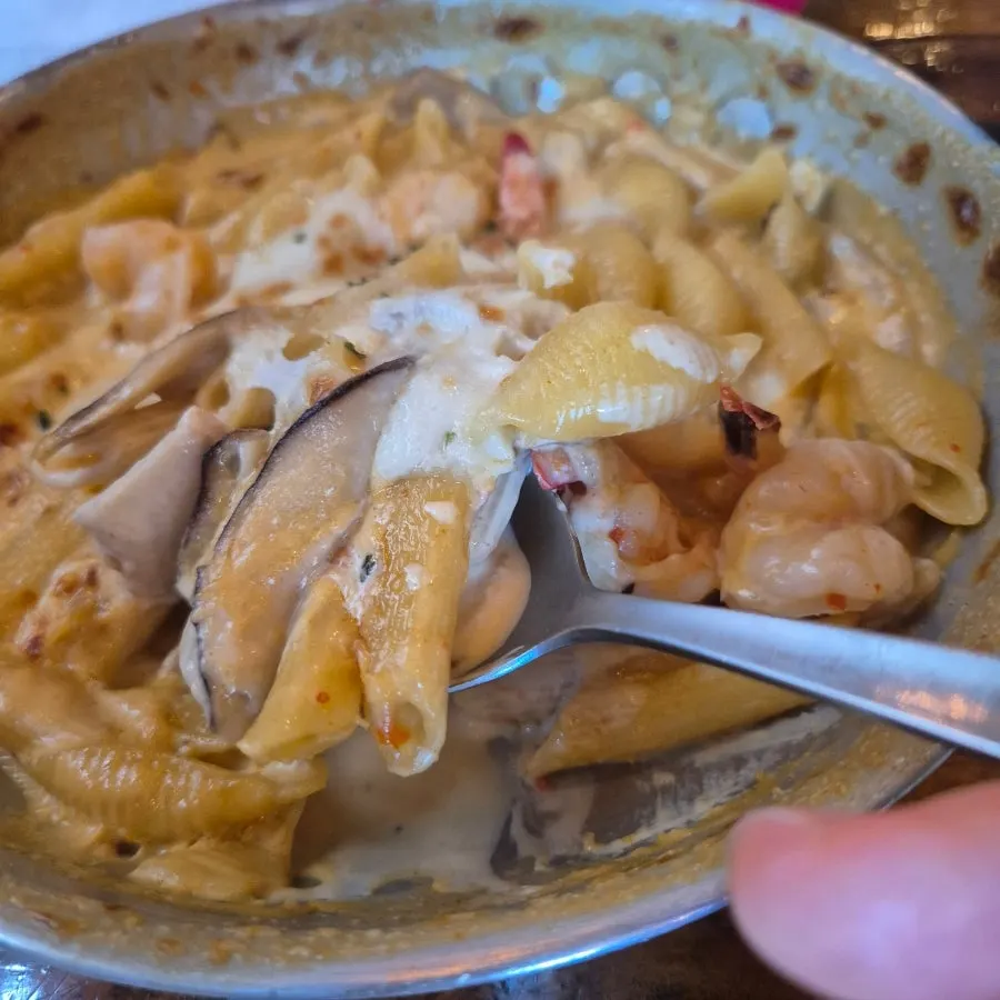 A plate of Gamberi Crema shrimp cream pasta