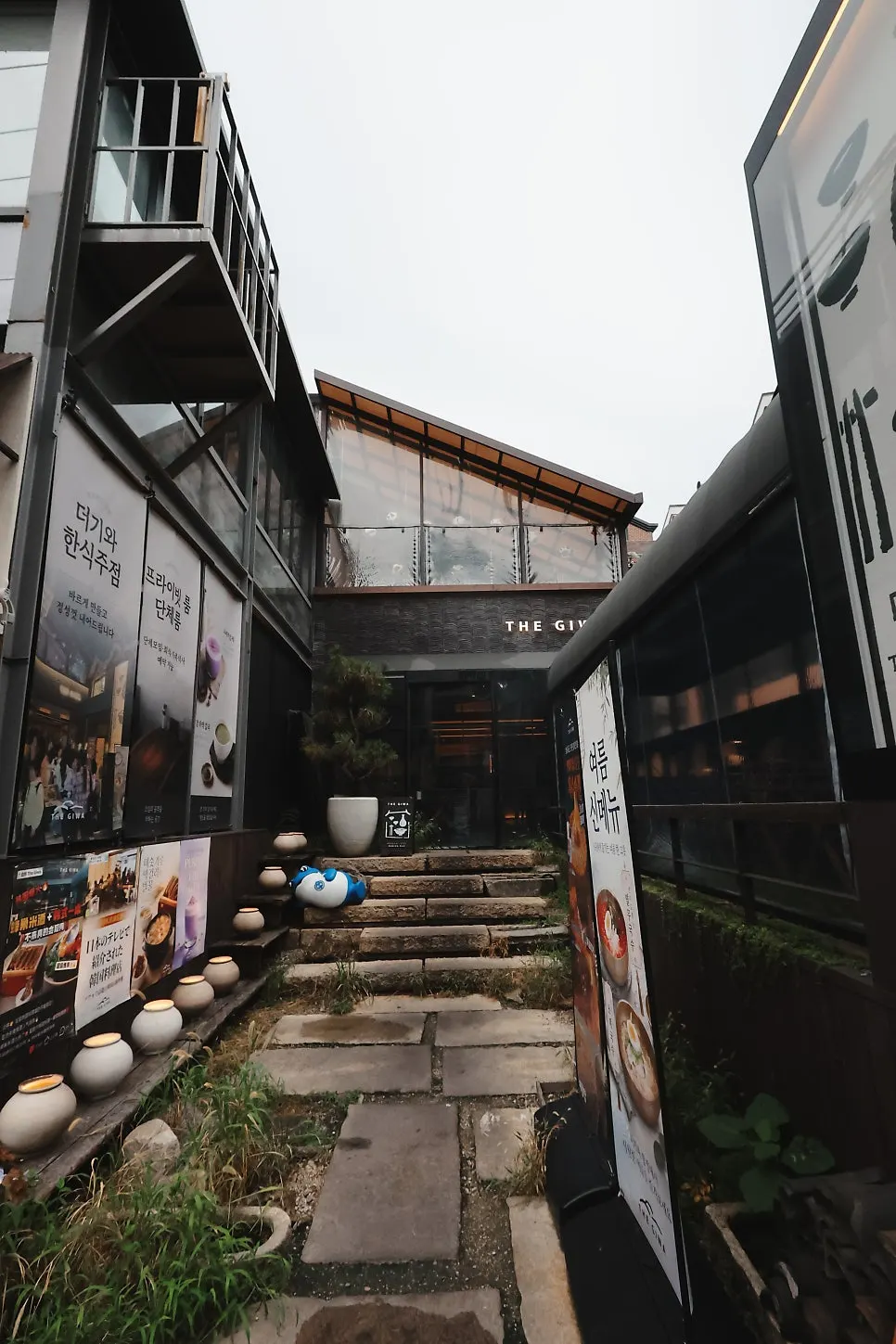 Alley leading to Deogiwa Hapjeong near Hapjeong Station