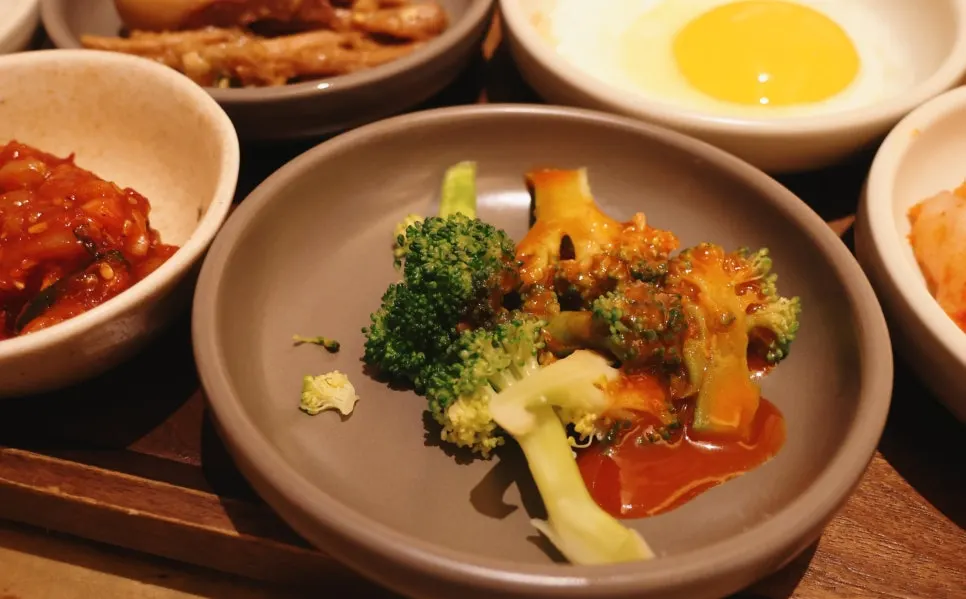 Braised beef, seasoned broccoli, and kimchi side dishes