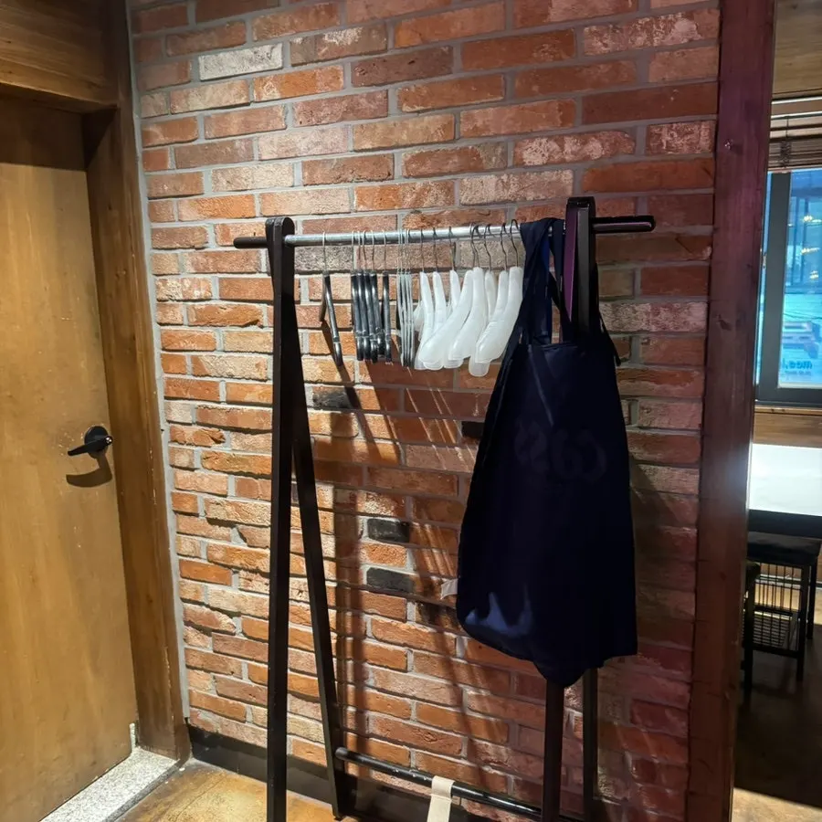 Coat hangers and aprons prepared in Jeongyukdo's private room