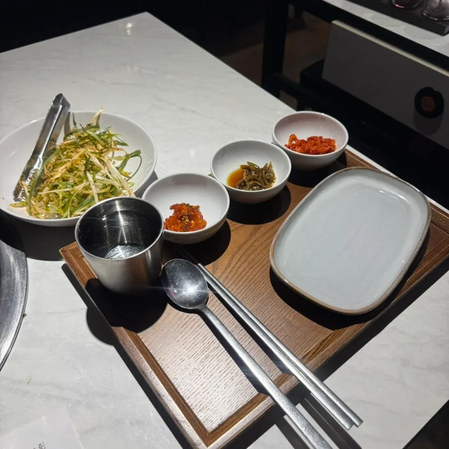 Jeongyukdo's side dishes served on a wooden tray
