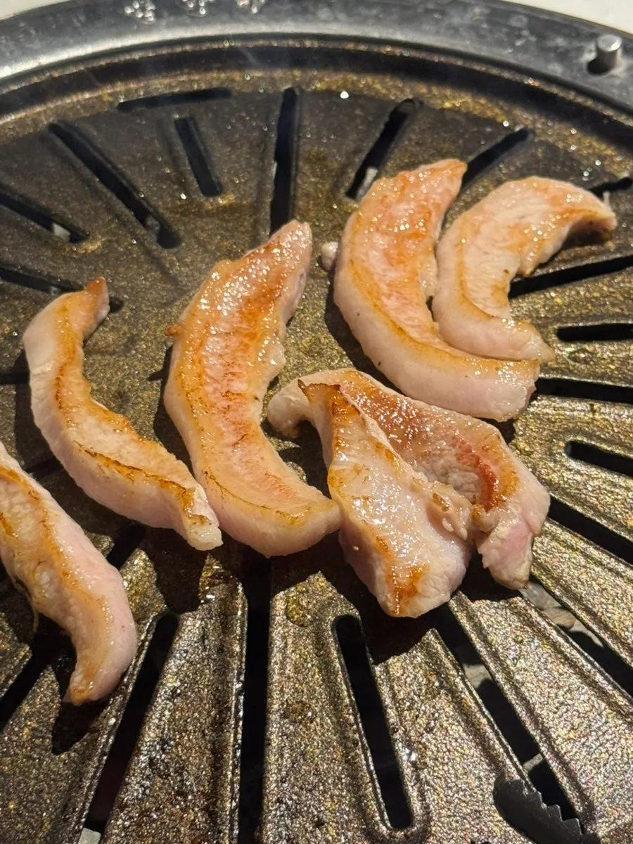 Plate of pork neck with a sticker showing processing date and weight
