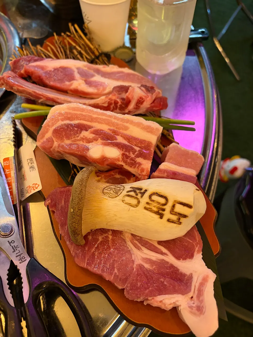 Plate of thick-cut hanton pork set meat