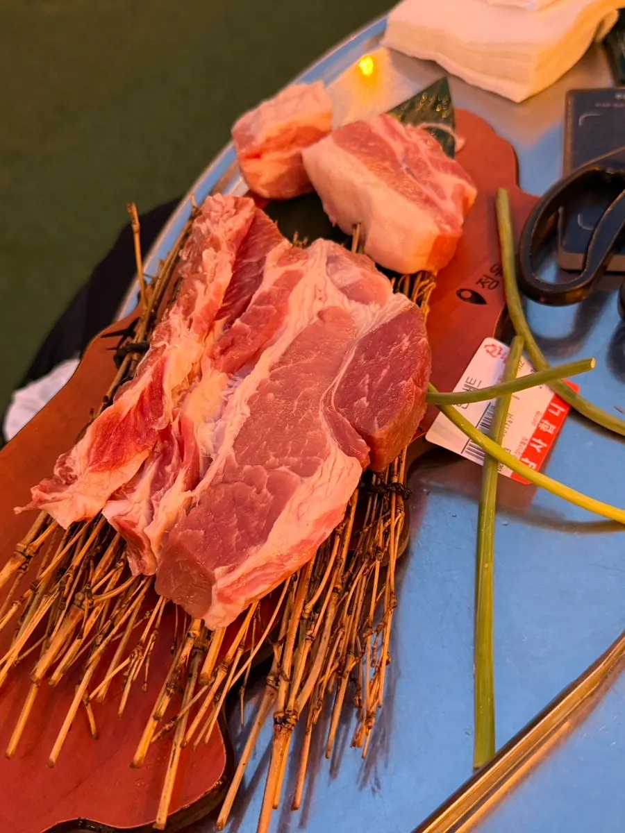 가격 택이 붙은 한돈 고기 접시