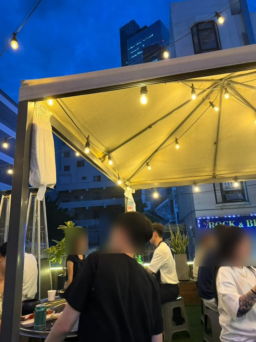 불판에서 익어가는 삼겹살